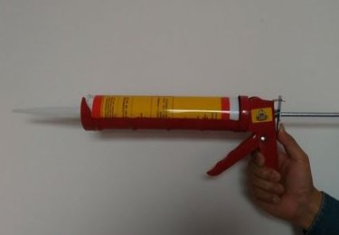 结构胶怎么放到胶枪里,是拆包装把胶倒进去还是什么?