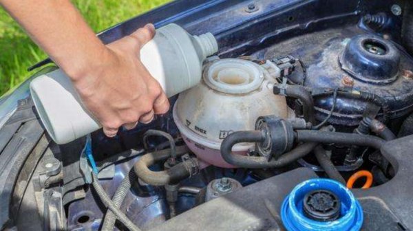 大众新捷达仪表盘出现冷却液标志怎么回事?温度达到90度。