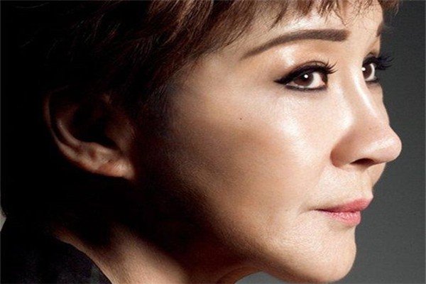 丁佩为何在李小龙去世之后,嫁给了向华强?