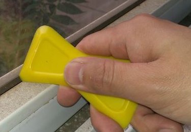 结构胶怎么放到胶枪里,是拆包装把胶倒进去还是什么?