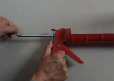 结构胶怎么放到胶枪里,是拆包装把胶倒进去还是什么?