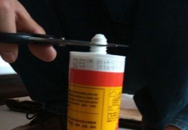 结构胶怎么放到胶枪里,是拆包装把胶倒进去还是什么?