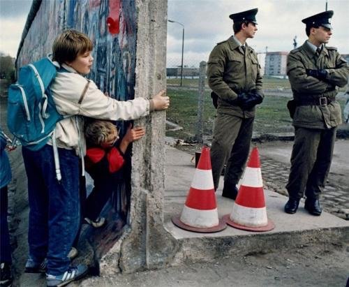 西德各方面都比东德强一些,为何那么多人都想去东德?