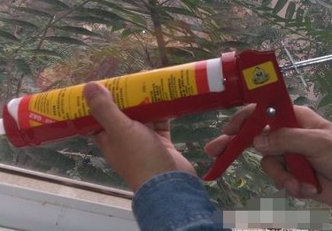 结构胶怎么放到胶枪里,是拆包装把胶倒进去还是什么?