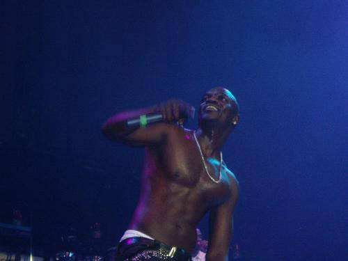 求一首英文歌，只记得歌的开头是 lonely ，I am so lonely，I know nobody…… 是有点搞怪的英文歌！！谢