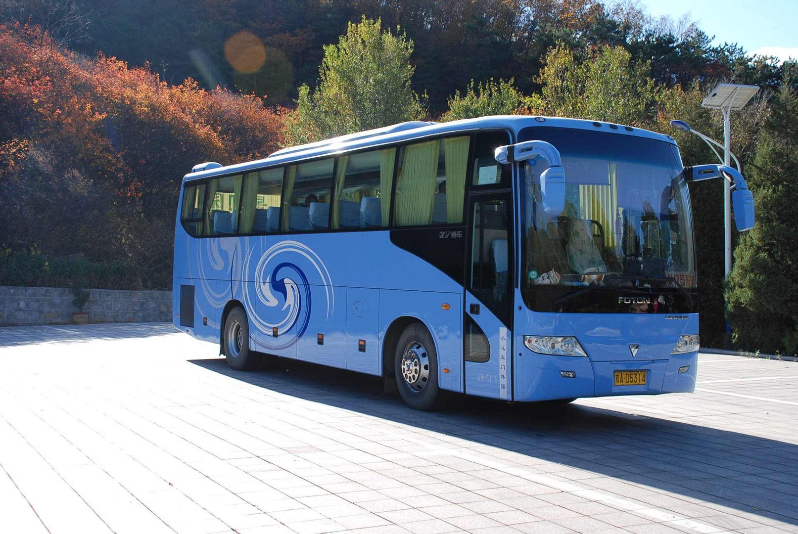 从哈尔滨火车站到飞机场，最早的班车是几点？需要多长时间？