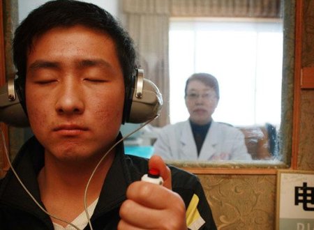 公务员报名左耳右耳正常是几米