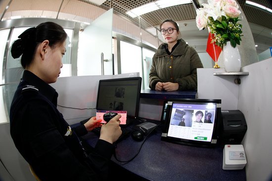 国内坐飞机需要什么证件、详细点谢谢大虾们?