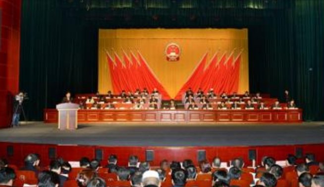 人民法院两个坚持是指