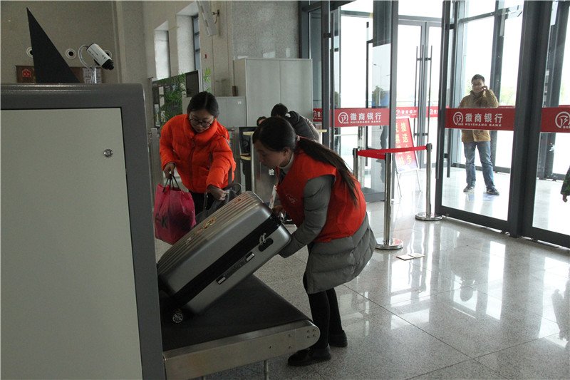 国内坐飞机需要什么证件、详细点谢谢大虾们?