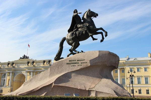 彼得一世为什么把首都由莫斯科迁移到圣彼得堡?