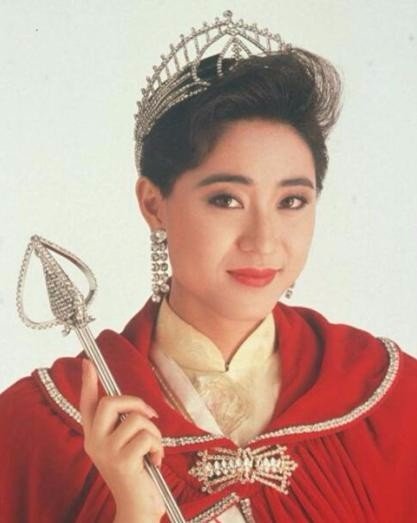 请问《赌侠》里边饰演龙九的那个女的叫什么名字？