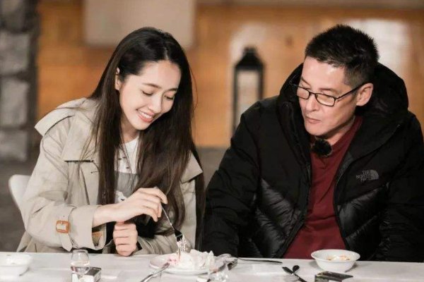 直播节目向佐不顾镜头用手揉郭碧婷的大腿，他究竟掏出了什么让导演赶紧打码救场？