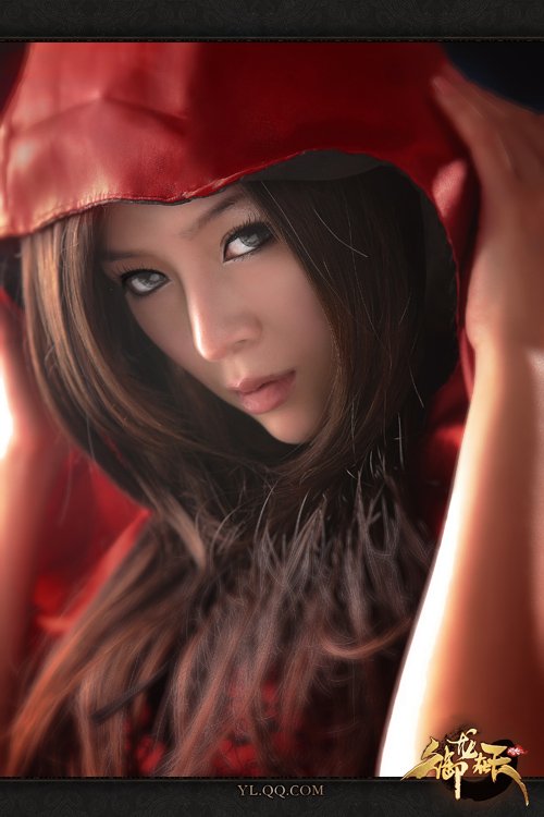 御龙在天过场景时，那个举着酒杯的黑发美女 求图