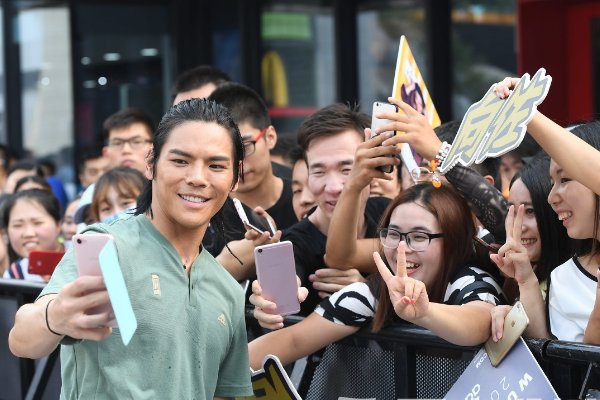 你如何看待向佐参加《爸爸去哪儿》担任李亦航的爸爸？