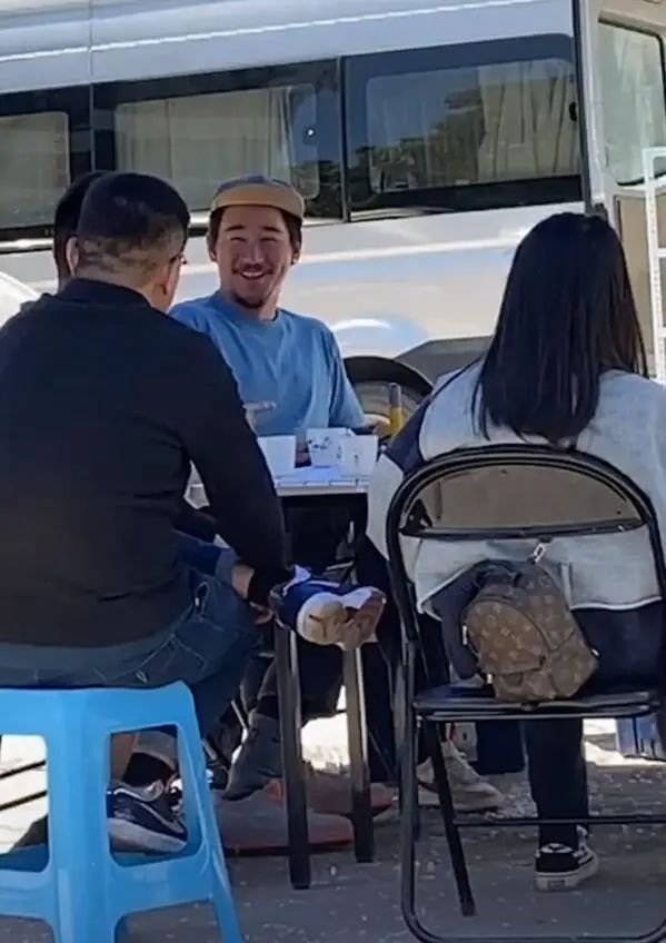 张国立与儿子罕见同框大口抽雪茄，他们父子间的关系如何？