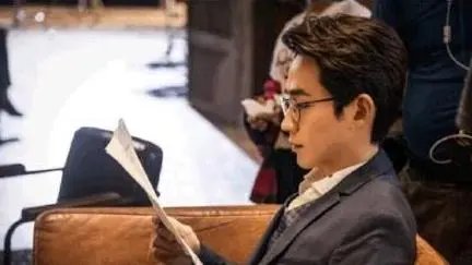 于正晒与朱一龙合影旧照，谈做《全员加速中》编剧，有什么看点？