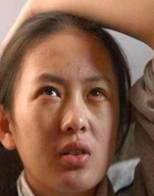 张国立与儿子罕见同框大口抽雪茄，他们父子间的关系如何？