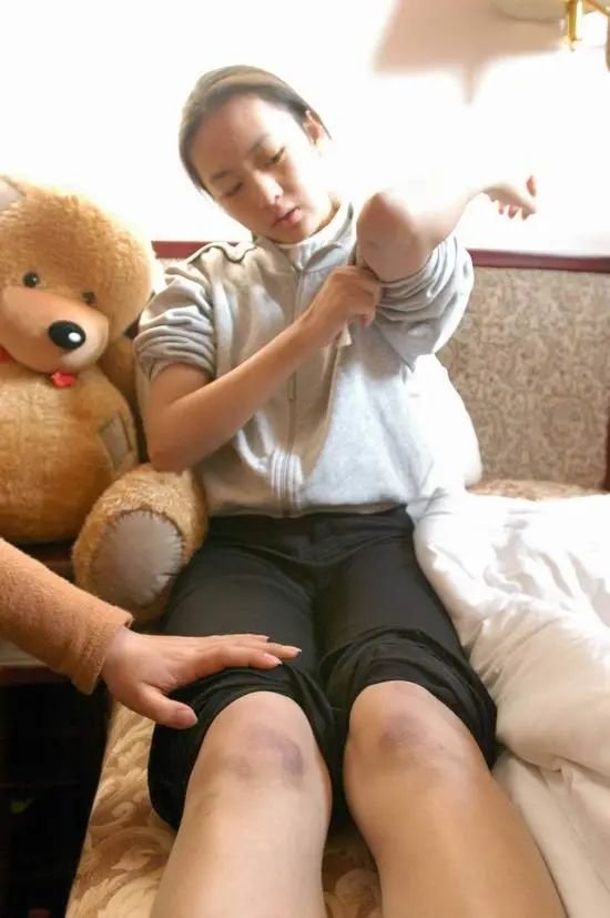 张国立与儿子罕见同框大口抽雪茄，他们父子间的关系如何？