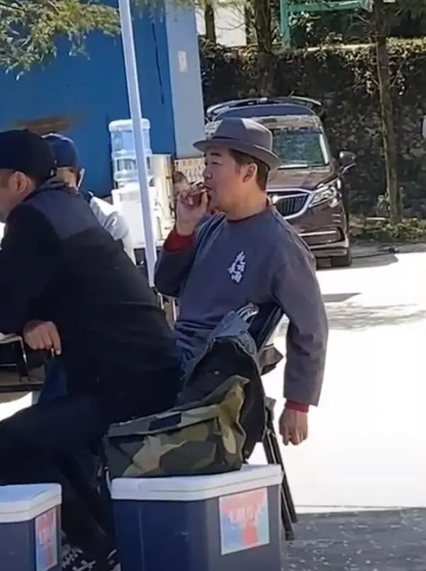 张国立与儿子罕见同框大口抽雪茄，他们父子间的关系如何？