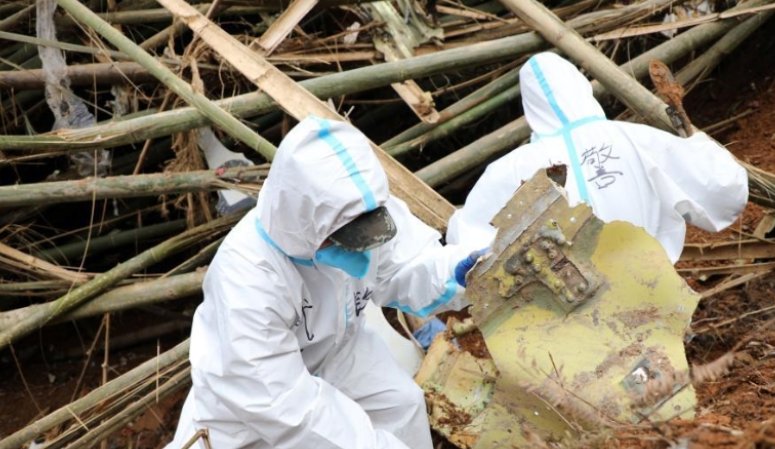 东航坠机现场发现百余份遗物,为何法医说全部归还家属的难度较大