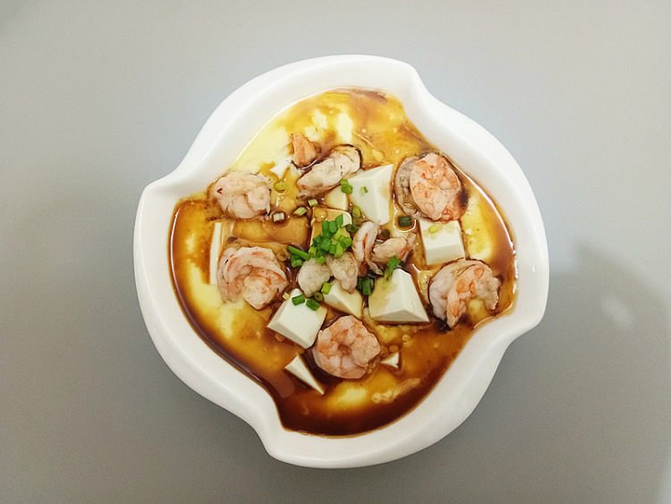 虾仁蒸蛋等于砒霜是真的吗？