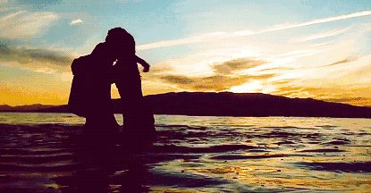 猜字谜：人来不是你我，水至不比江河。