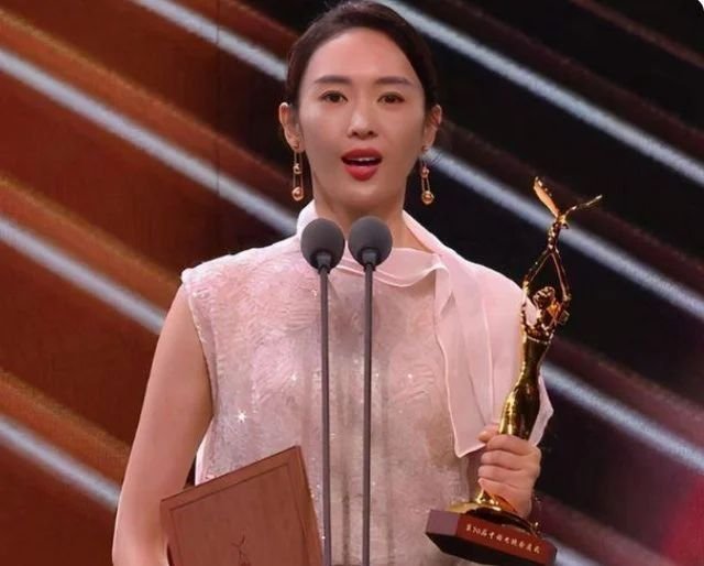 张国立与儿子罕见同框大口抽雪茄，他们父子间的关系如何？