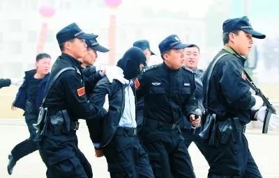 杭州36岁刑警办案时坠楼，刑警平时的工作为何辛苦又危险？