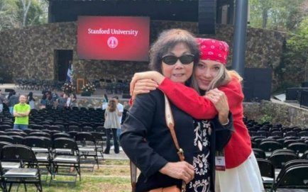 谷爱凌参加斯坦福开学典礼阵仗大，妈妈姥姥齐上阵，一家都是校友，怎么看？