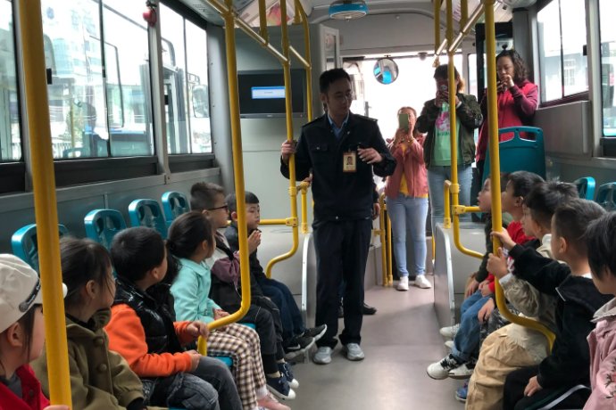 小诗的公交车日记主要内容