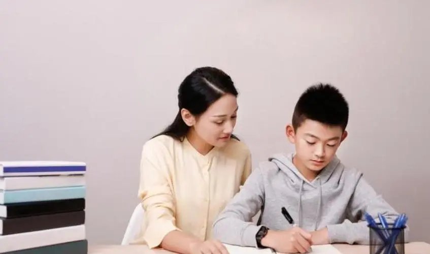 姐姐辅导弟弟写作业,见其不认真直接一耳光,这样的方式有何不妥之出?