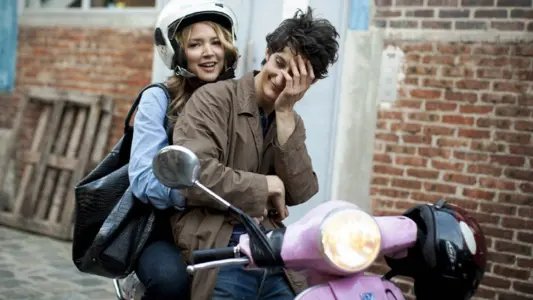 一位80后男子同时恋爱诈骗多人被判11年半，你如何看待此男子的行为？