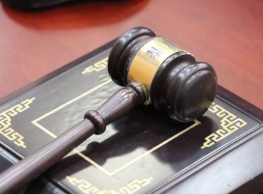 甘肃女子与人同居生子，遭丈夫索赔41万，女子将构成什么罪名？