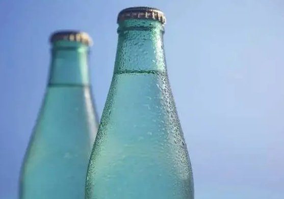 把冰块放在杯子里，杯壁会出现小水珠，为什么？