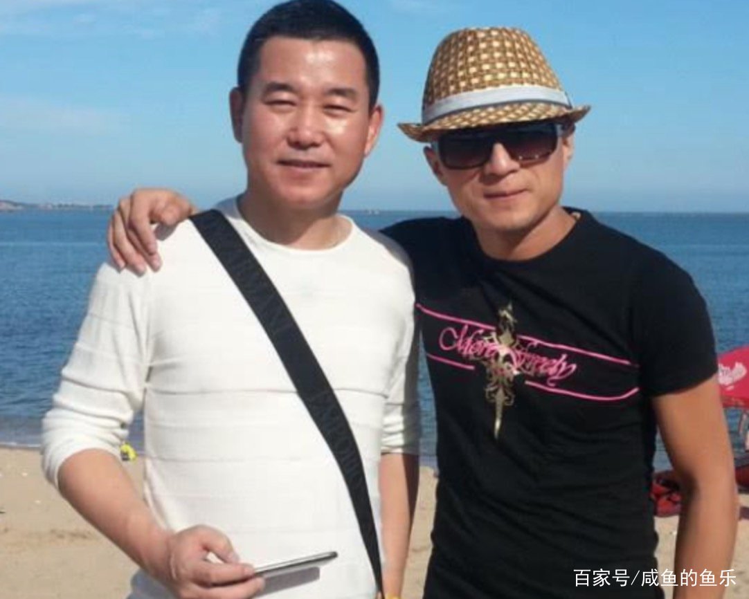 潘长江亲弟弟意外曝光，身高竟有一米八，还是网友深知的老熟人，这是谁？