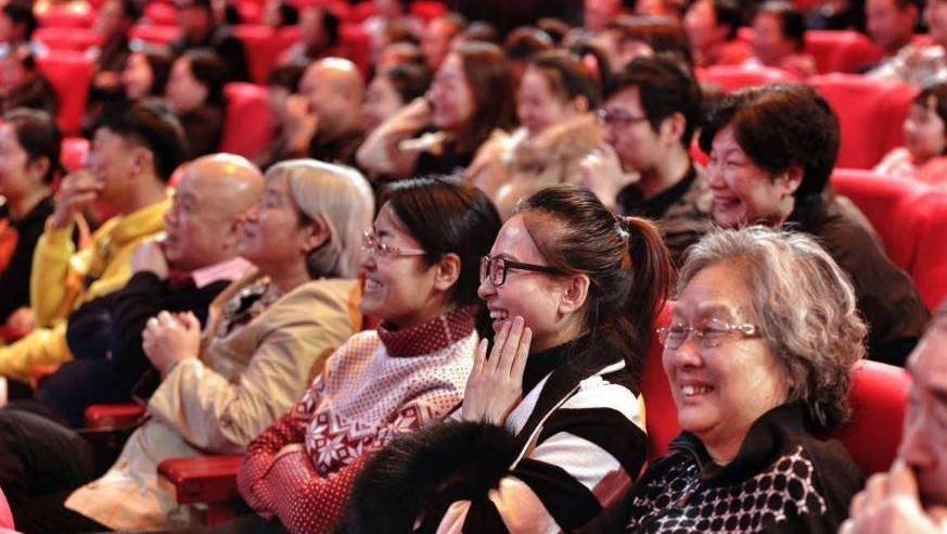 历年春晚从来不向外售卖门票，那些现场的观众，都是怎么进去的？