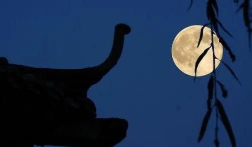 “人约黄昏后，月上柳梢头”出自哪一首古诗？