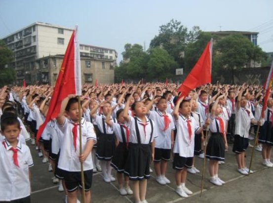 请你用语言描写一段文字，表达人物的性格特征，100字左右，