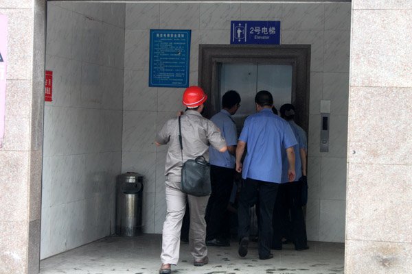 湖北一业主被困电梯报警时手机断电，民警逐层寻找救援，对此你有何感触？