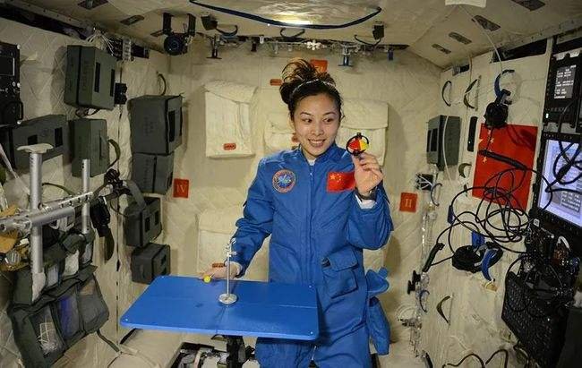 “太空教师”王亚平在空间站“变”出奥运五环，她是如何做到的呢？
