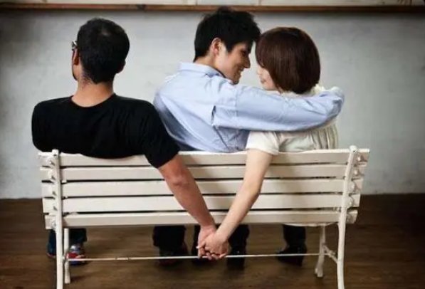 脚踏两只船什么意思