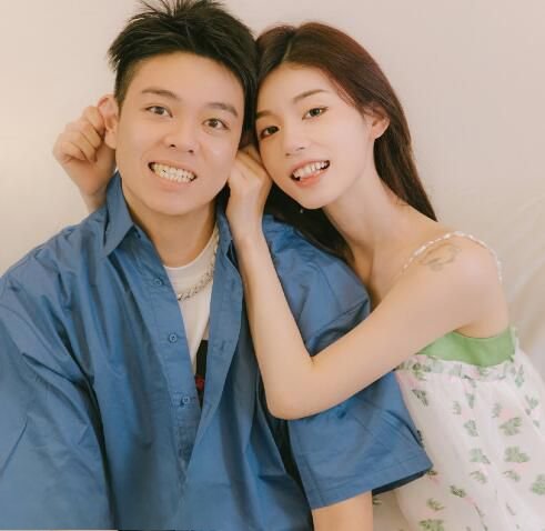 周密和周芯竹差几岁？家境好吗？