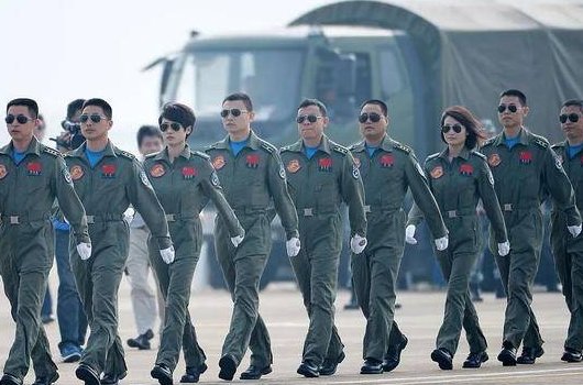 《我和我的祖国》电影中宋佳说的“给我整个8”是什么意思？