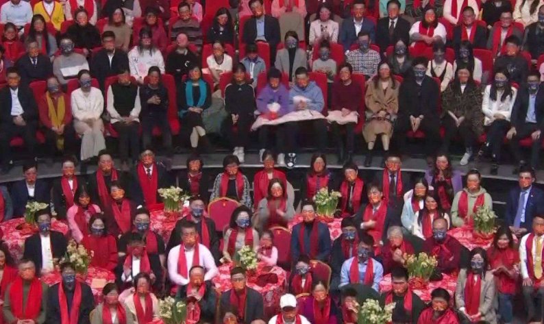 历年春晚从来不向外售卖门票，那些现场的观众，都是怎么进去的？