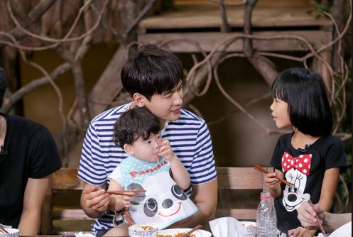 张静蕾爸爸坐牢是因为什么？