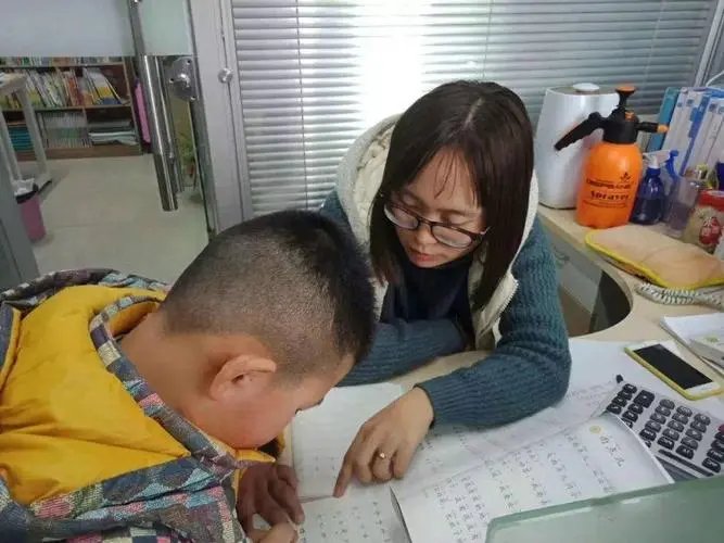 姐姐辅导弟弟写作业，见其不认真直接一耳光，这样的方式有何不妥之出？