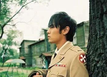 窗外的麻雀在电线杆上多嘴 你说这一句很有夏天的感觉 这是JAY的那首歌