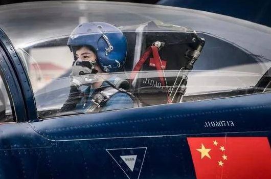 《我和我的祖国》电影中宋佳说的“给我整个8”是什么意思？