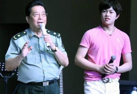 和李天一一起背四个人是谁